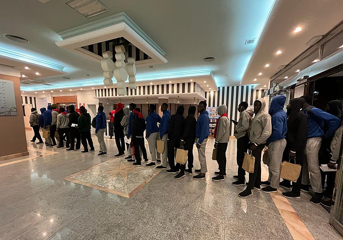 Migrantes alojados en el hotel Urban Beach de Torrox-Costa.