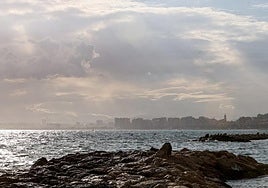 Los intervalos de cielos nubosos serán constantes en Málaga.