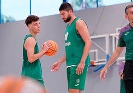 Manu Trujillo, junto a Tillie en un entrenamiento con el Unicaja.