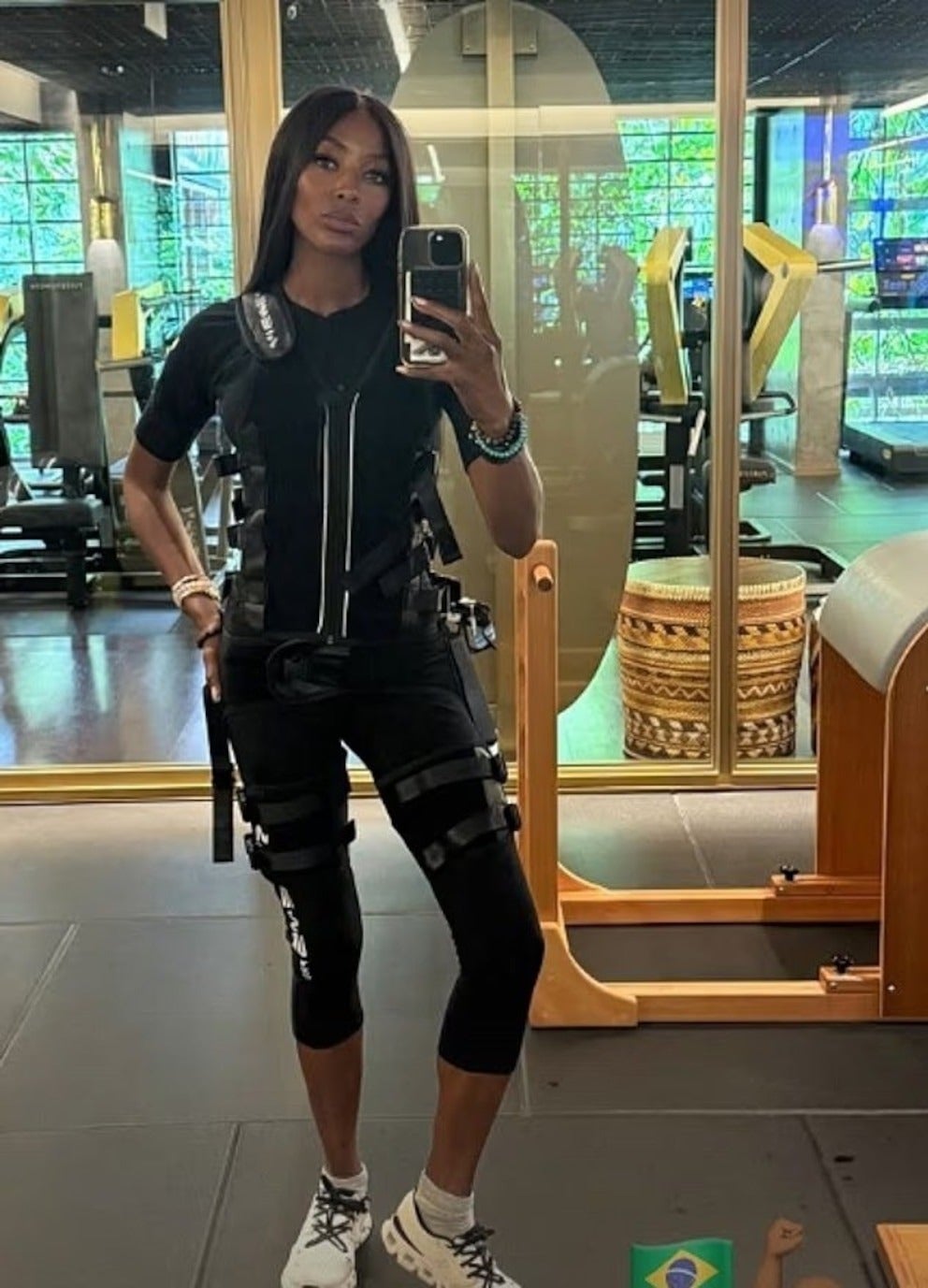 Campbell, en una imagen colgada en sus redes sociales, con el traje de la firma malagueña