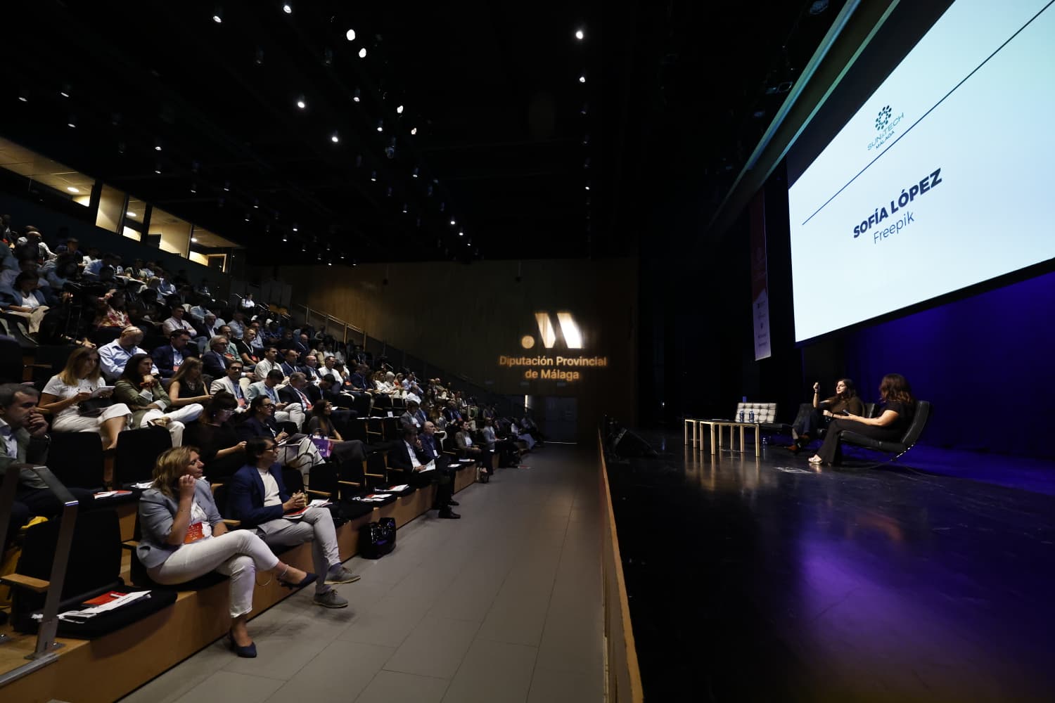 'Gente revolucionarIA' centra hoy el Sun and Tech Málaga. Sofía López de Freepik