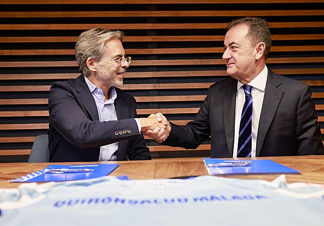 Tomás Urda y José María Muñoz, en el momento de la firma.