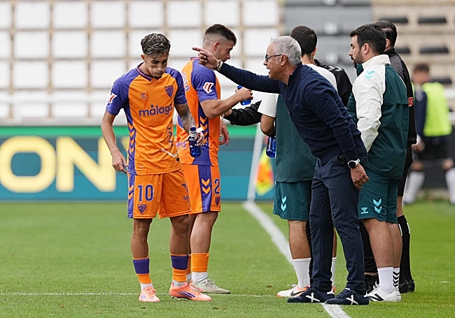 Sergio Pellicer se comunica con Larrubia en el partido en Burgos.