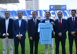 José María Muñoz y Tomás Urda, junto al grupo de responsables médicos presentes en el acto.