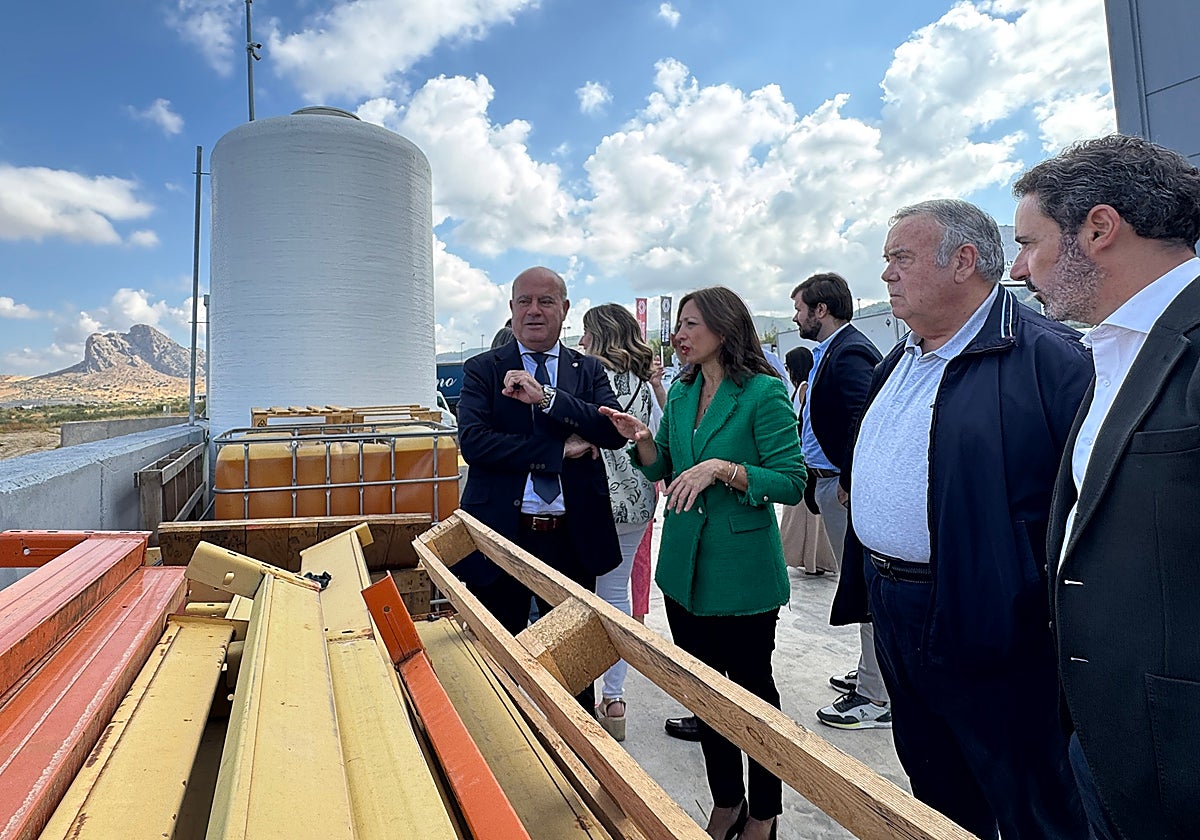Patricia Navarro conversa en Antequera con el alcalde Manuel Barón, junto al diputado andaluz José Ramón Carmona