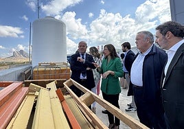 Patricia Navarro conversa en Antequera con el alcalde Manuel Barón, junto al diputado andaluz José Ramón Carmona