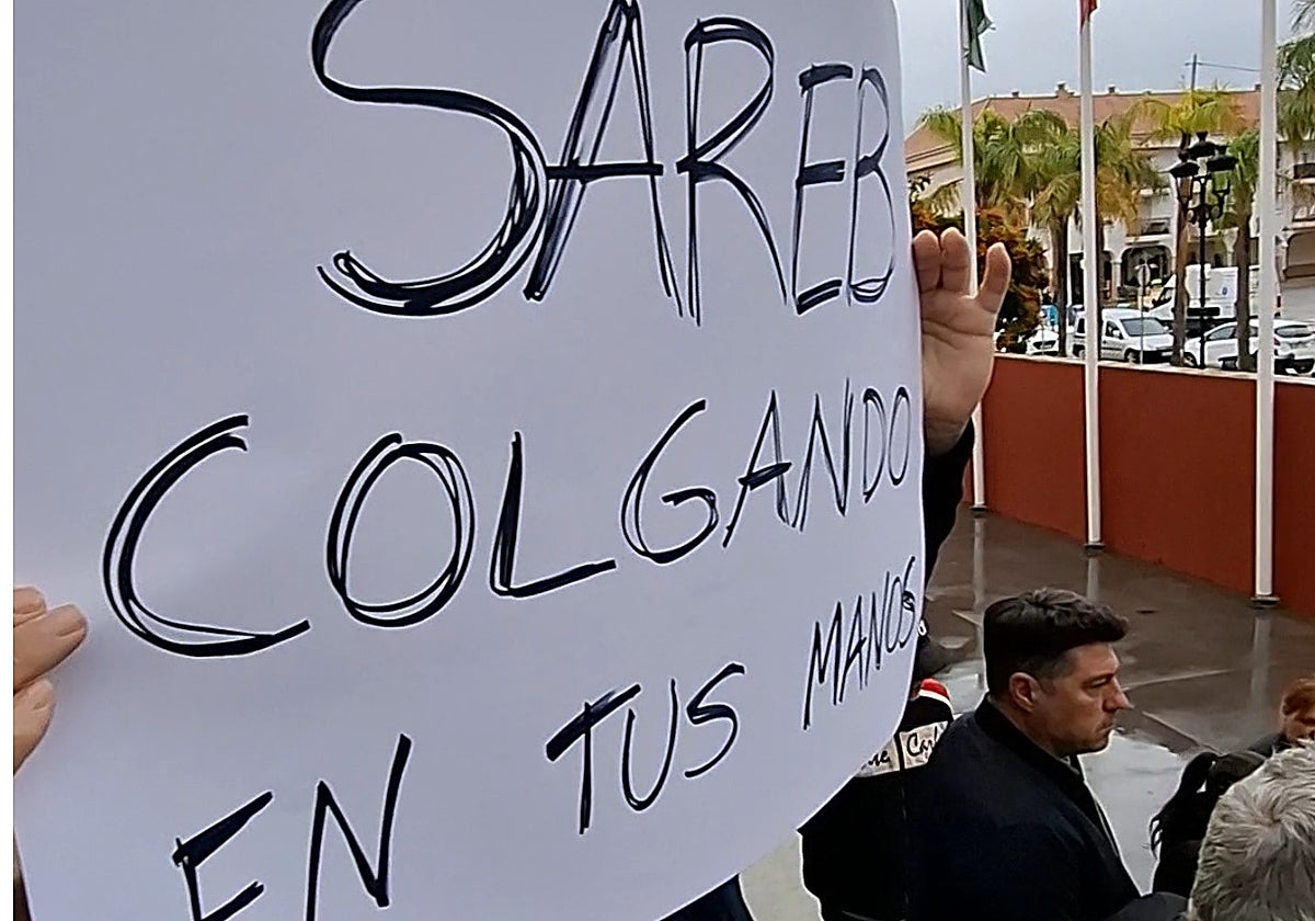 Uno de los carteles exhibidos por los vecinos del bloque de El Calvario en una protestesta.