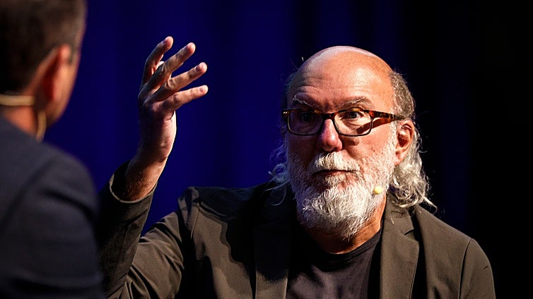 Toni Segarra dialoga con el director de SUR, Manuel Castillo,