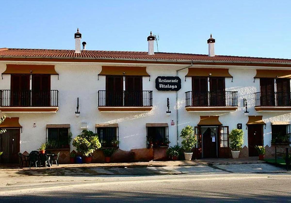 Imagen principal - Fachada del hotel restaurante Atalaya. Las migas seguirán siendo una de las especialidades de este restaurante de Comares. El chivo lechal malagueño no faltará en esta nueva etapa