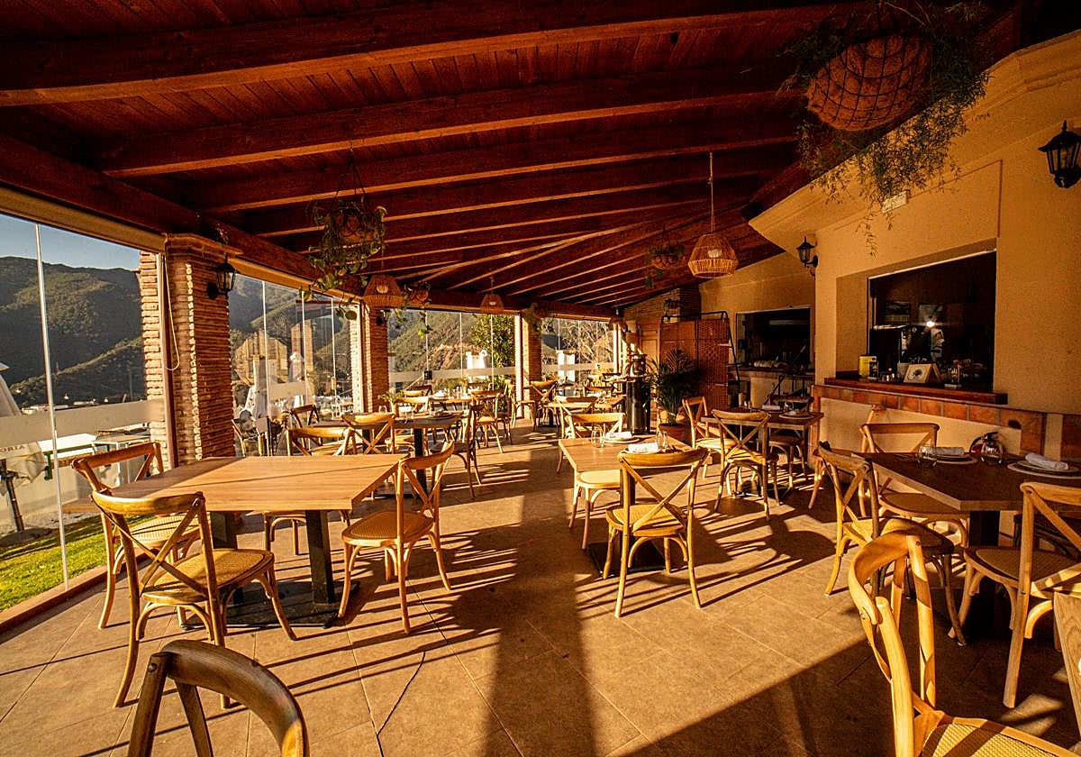 Con espectaculares vistas al entorno natural, Raíces ofrece un espacio ideal para disfrutar de su propuesta gastronómica.