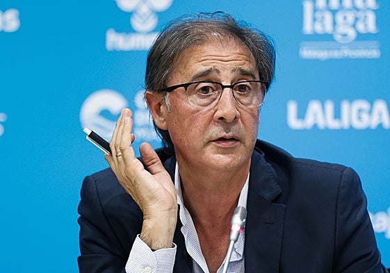 Loren Juarros, hablando en la rueda de prensa de renovación de David Larrubia.