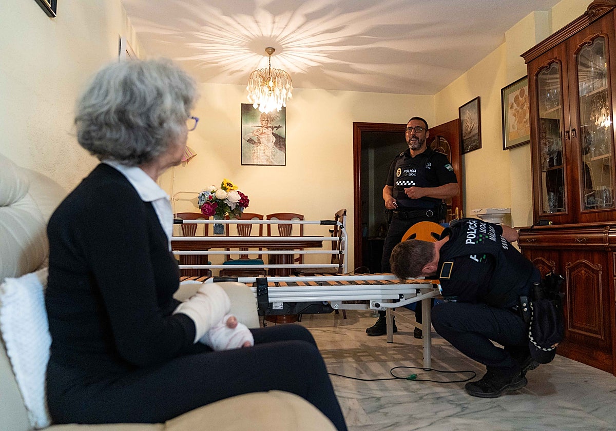 La cara más humana de la Policía: una cama ortopédica para María Elena, herida grave en un atropello