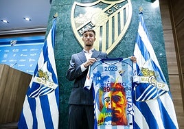 Larrubia posa con la camiseta especial de su renovación.