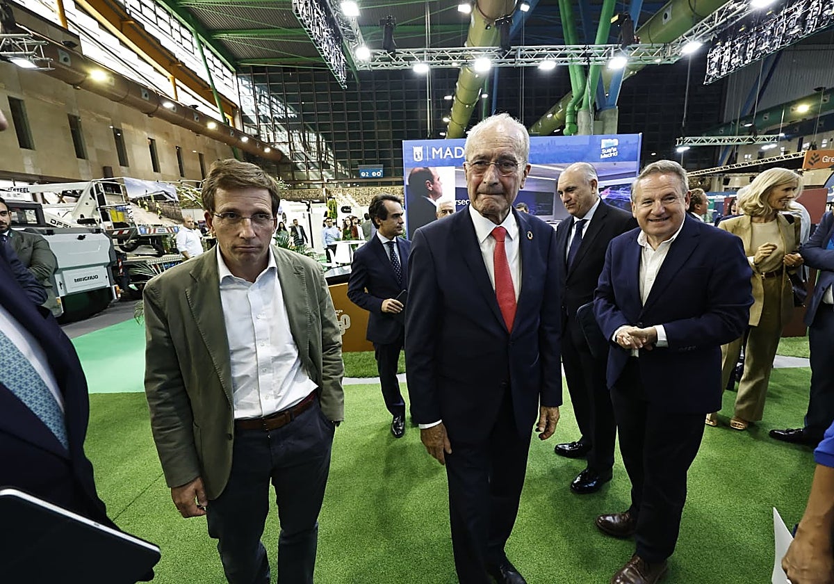 Durante el paseo por la exposición del Foro Greencities, Martínez-Almeida, De la Torre, y el gerente de la EMT, Miguel Ruiz.