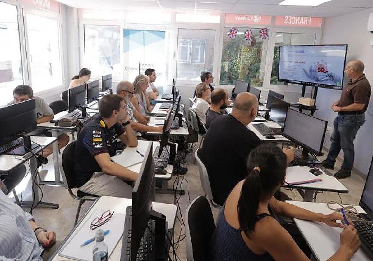 Imagen de archivo de uno de los cursos de IA ofrecido por la Junta.