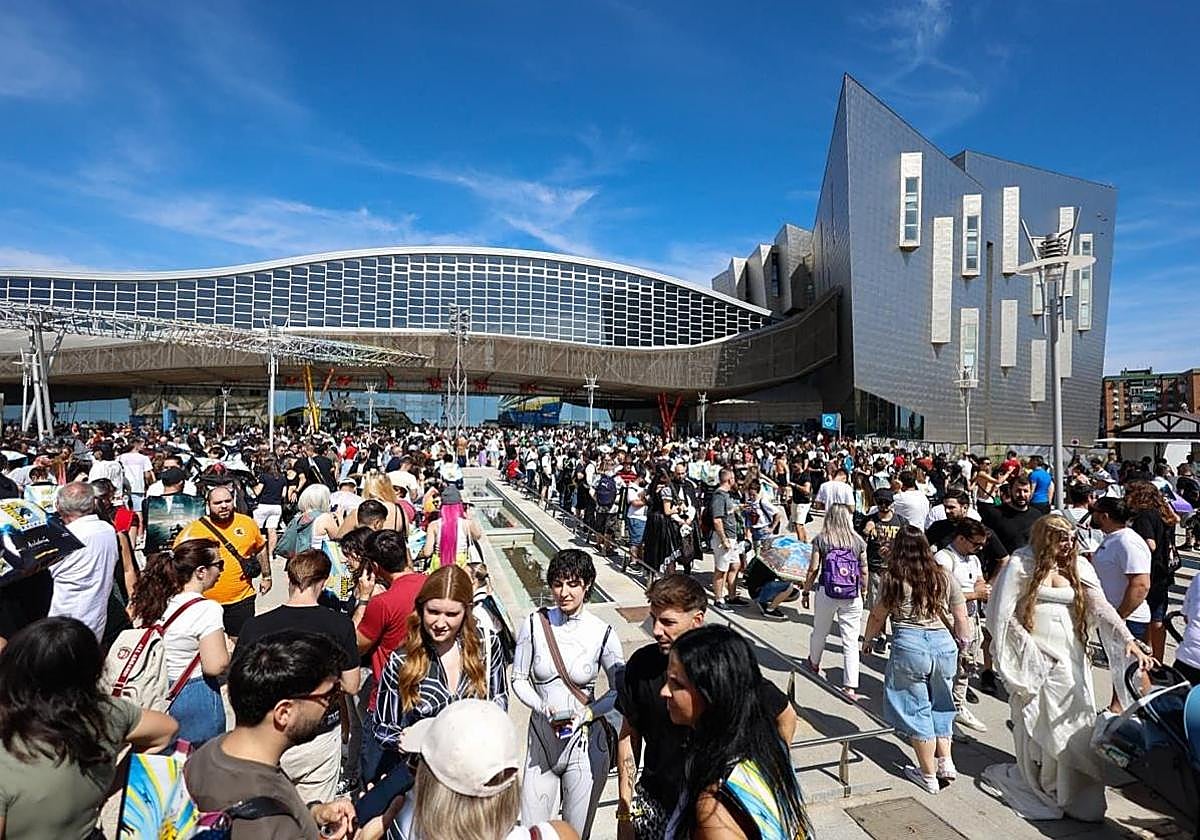Colas el fin de semana para entrar a la Comic-Con en Málaga.