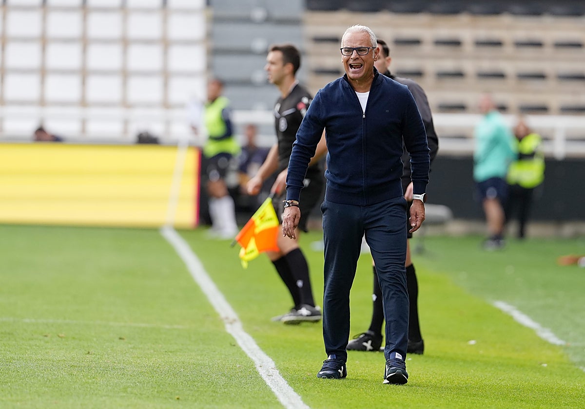 Sergio Pellicer, tenso en el partido del domingo en Burgos.