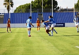 Andrea López, del Sporting Huelva, celebra su gol ante el Málaga Femenino.