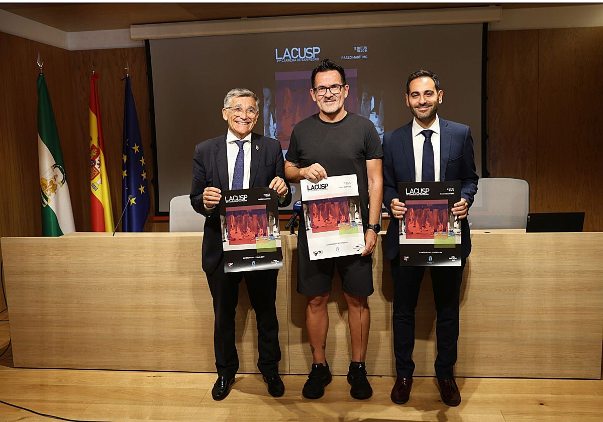 El teniente de alcalde sampedreño, Javier García, y el edil de Deportes, Lisandro Vieytes, junto al presidente del Club San Pedro Atletismo, Antonio García.