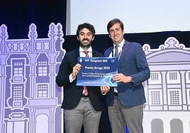 El doctor Rocha, a la izquierda de la imagen, recibe el galardón Hermenegildo Arruga de la SEO.