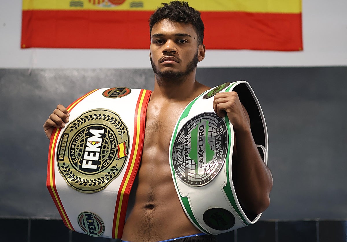 Junior Osaigboud Robledo posa con sus cinturones de campeón andaluz y español.