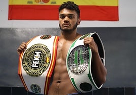 Junior Osaigboud Robledo posa con sus cinturones de campeón andaluz y español.