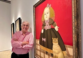 Juan Béjar, junto a uno de sus cuadros en la Económica.