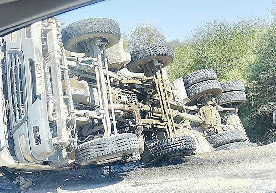 Vuelca un camión de hormigón en la entrada del Centro de Transportes de Mercancías de Málaga