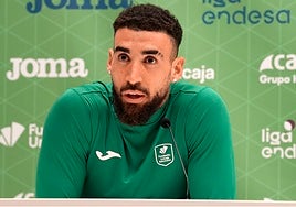 Duarte, en la sala de prensa del Carpena, atendiendo a los medios.