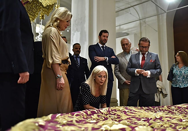 Del Pozo, junto a España, contemplando el manto procesional de la Dolorosa del Cautivo.