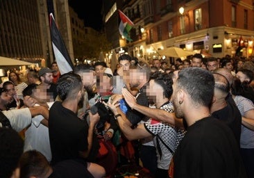 Un grupo de manifestantes provoca un altercado en un pub irlandés del Centro