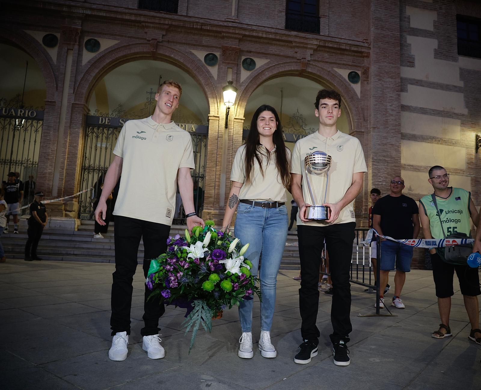 La ofrenda floral del Unicaja Baloncesto a la Virgen de la Victoria, en imágenes