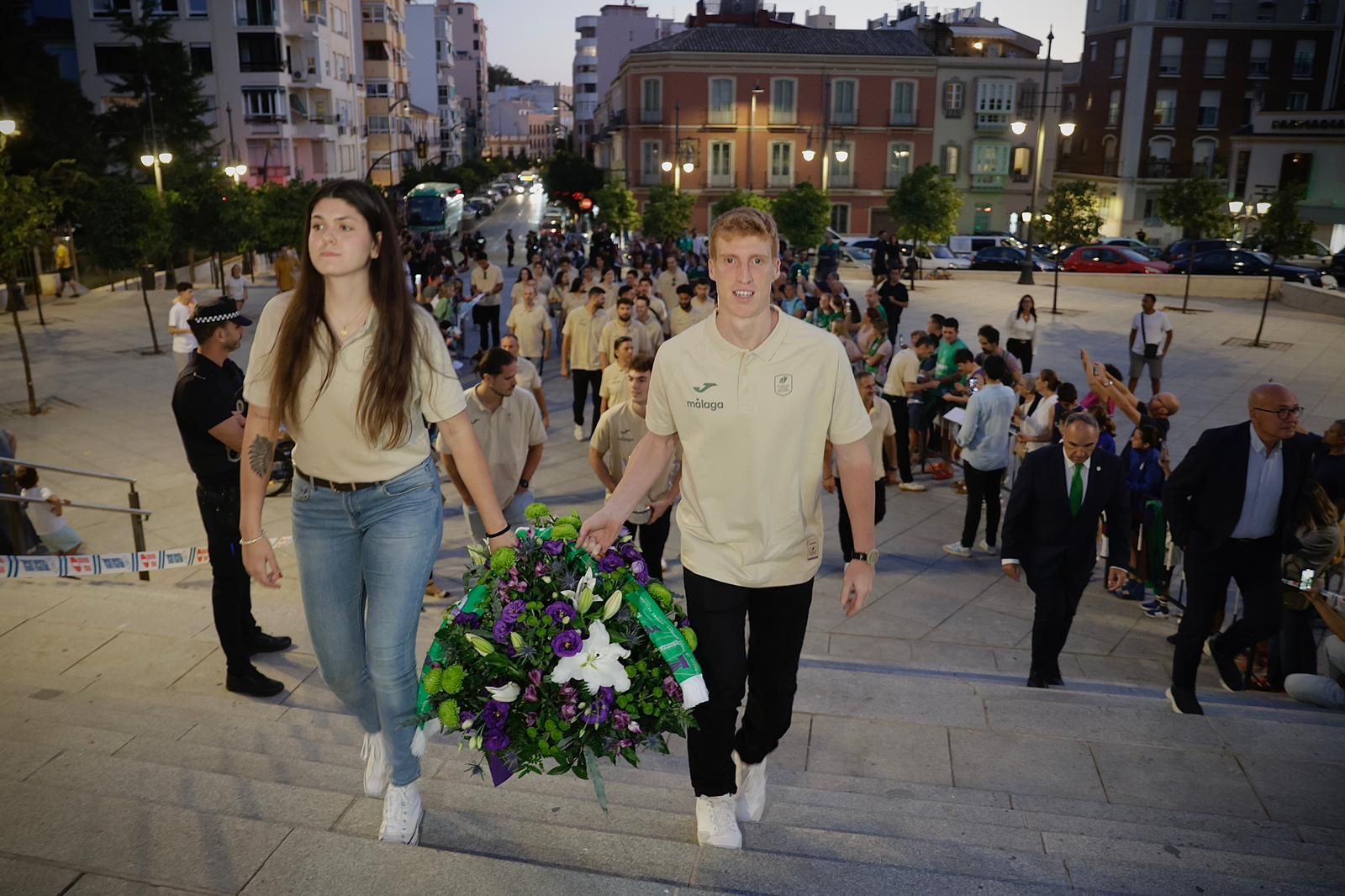 La ofrenda floral del Unicaja Baloncesto a la Virgen de la Victoria, en imágenes