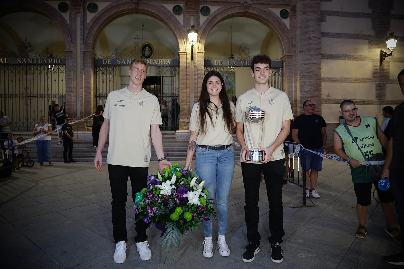 La ofrenda floral del Unicaja Baloncesto a la Virgen de la Victoria, en imágenes