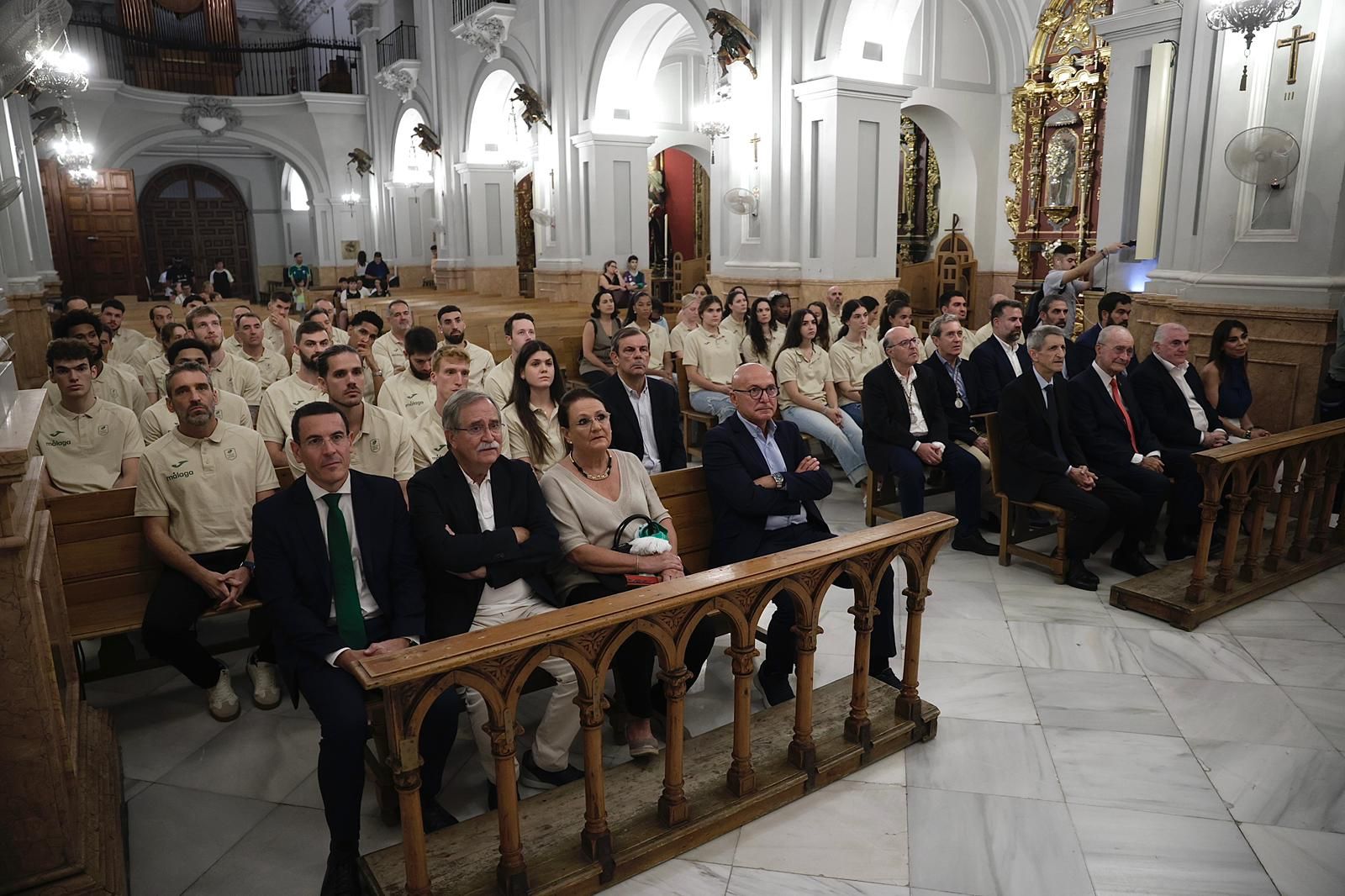 La ofrenda floral del Unicaja Baloncesto a la Virgen de la Victoria, en imágenes