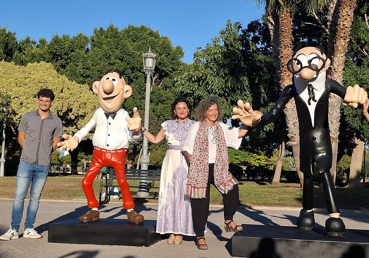 Guillermo, nieto de Ibáñez, con la alcaldesa, Nuria, una de las hijas del dibujante de tebeos y las figuras de Mortadelo y Filemón.