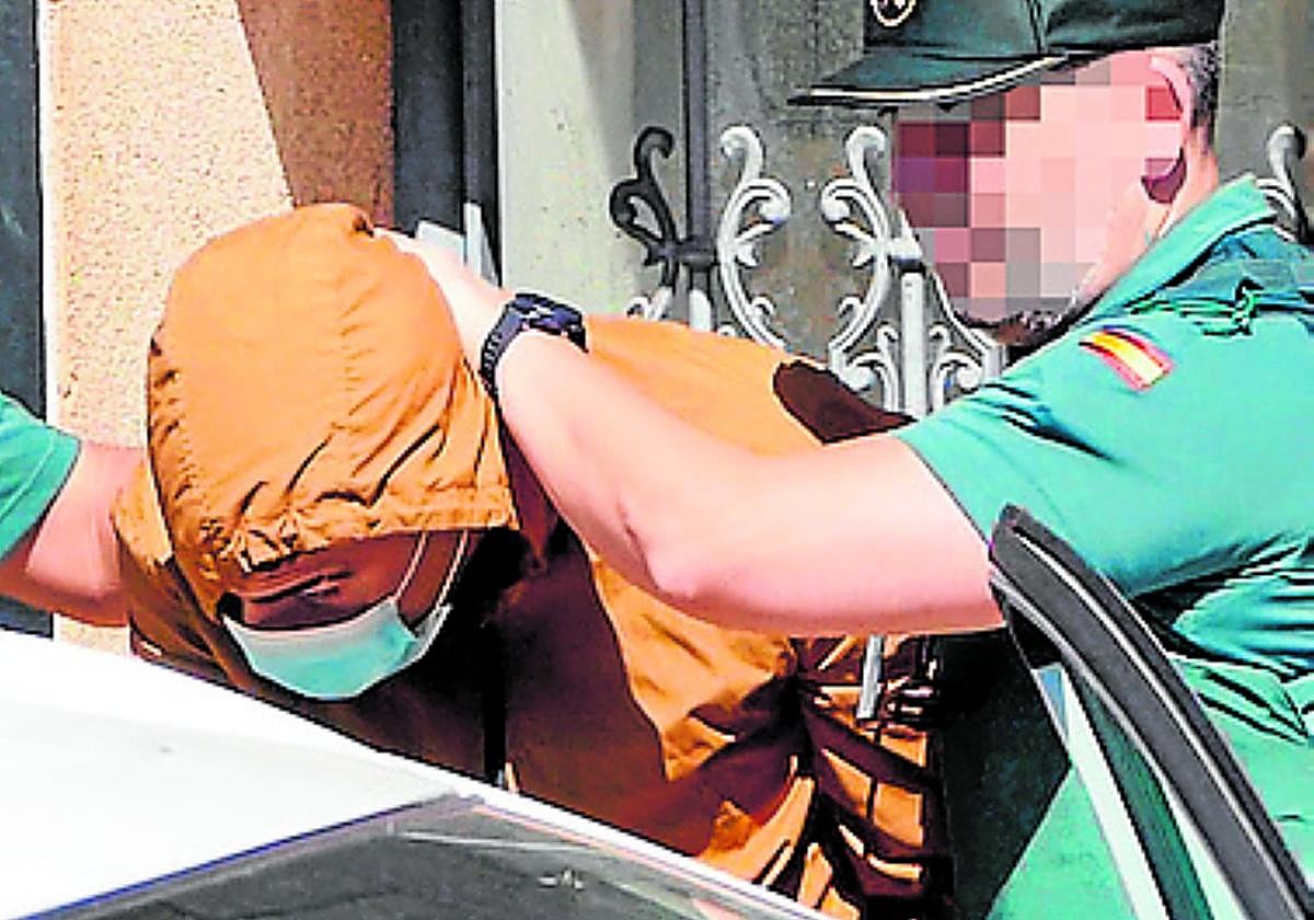 Agentes de la Guardia Civil trasladan al detenido.