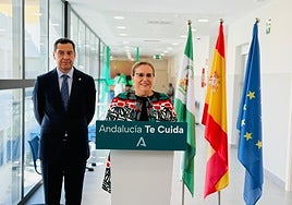 Moreno y la alcaldesa de Fuengirola, Ana Mula, en el acto de inauguración.