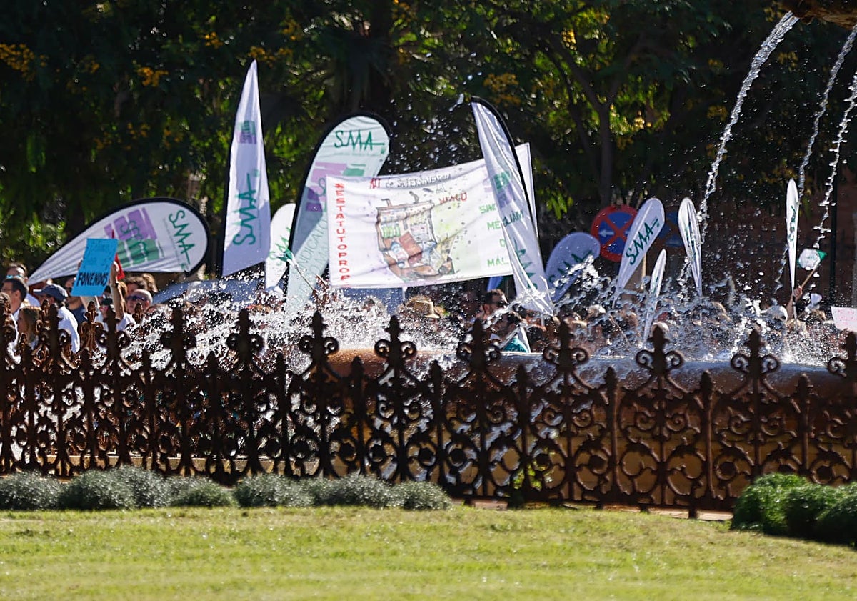 Imagen principal - Los médicos malagueños respaldan de forma masiva la huelga para protestar contra el Estatuto Marco