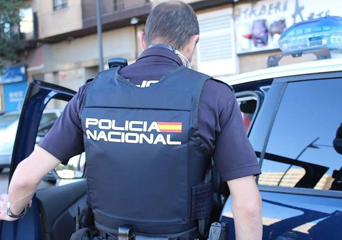 Denuncia el robo de 5.400 euros tras sufrir el asalto de dos hombres armados y acaba detenido