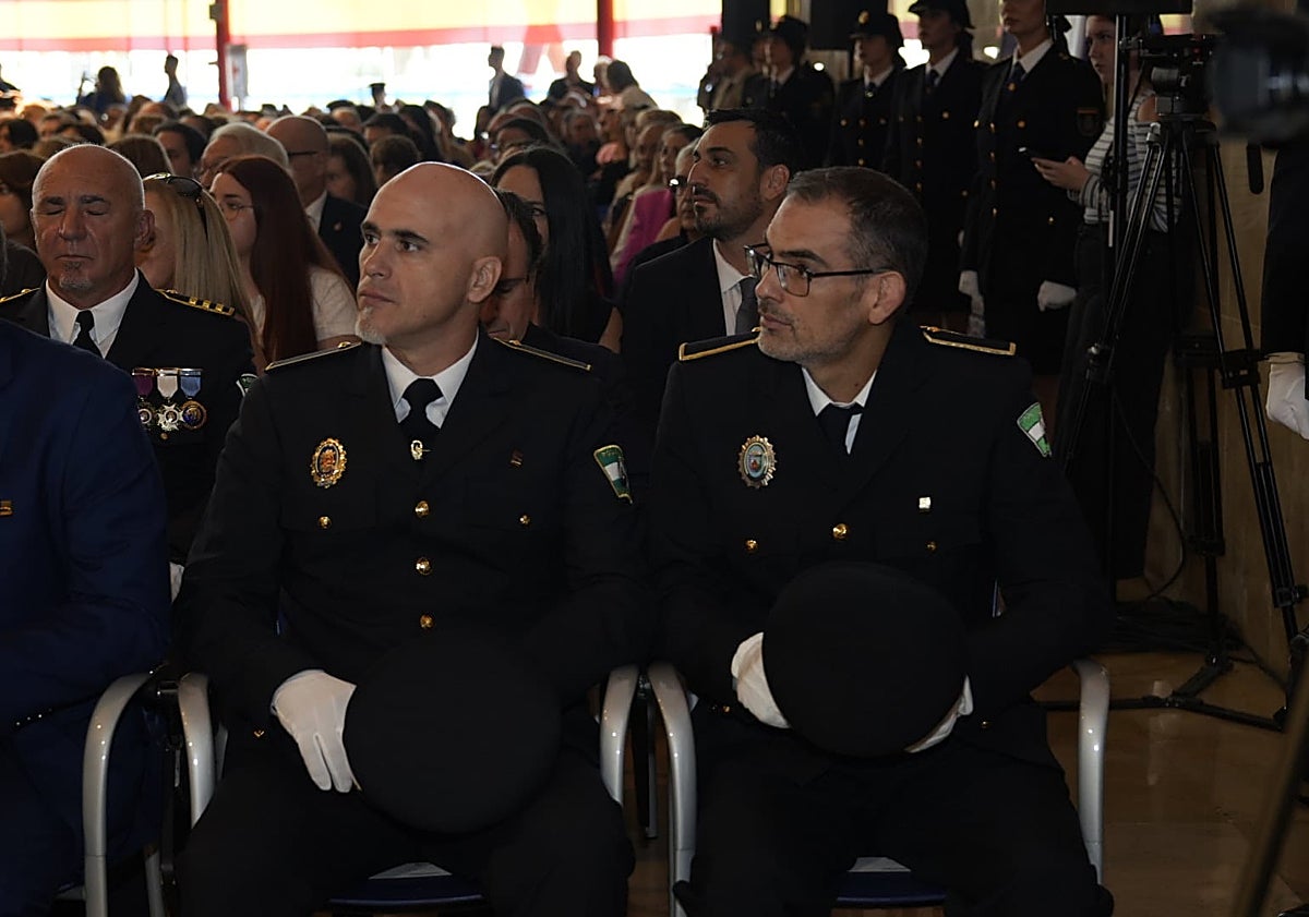 Imagen principal - En la primera, los policías locales homenajeados; en la segunda, los acompañan los policías nacionales del Gotham, también condecorados.