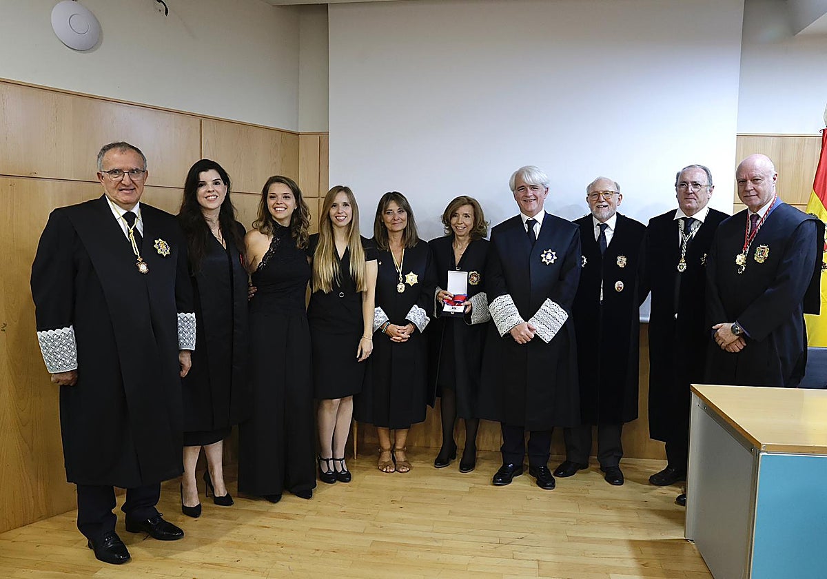 La familia del letrado Cristóbal Carnero ha recibido el galardón concedido a título póstumo por el Ministerio de Justicia en un emotivo homenaje celebrado en el colegio malagueño.