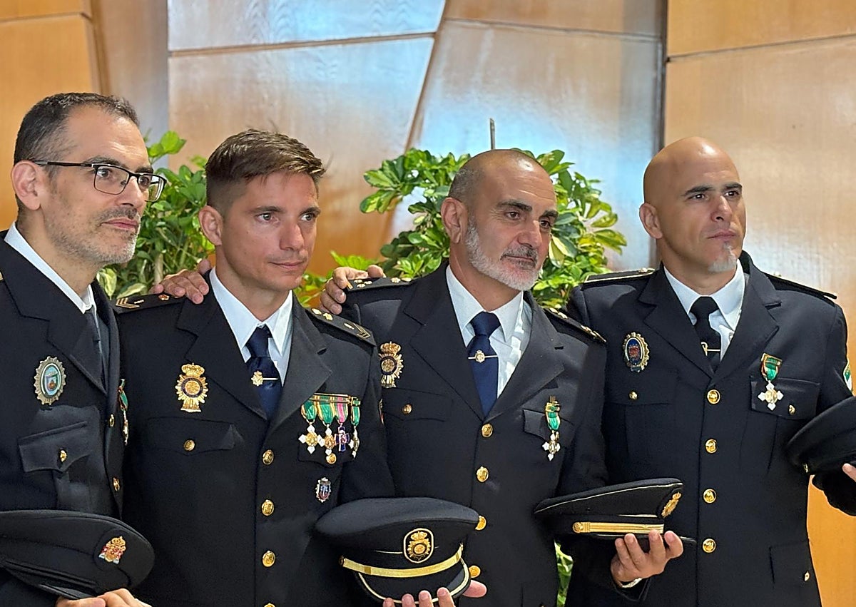 Imagen secundaria 1 - En la primera, los policías locales homenajeados; en la segunda, los acompañan los policías nacionales del Gotham, también condecorados.