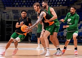 Castañeda aprovecha un bloqueo en un entrenamiento de esta semana.