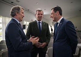 Juanma Moreno, este viernes en un foro en Galicia junto a Núñez Feijóo y el presidente gallego, Alfonso Rueda.