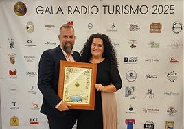 Los responsables de Lacaliza, con la distinción.