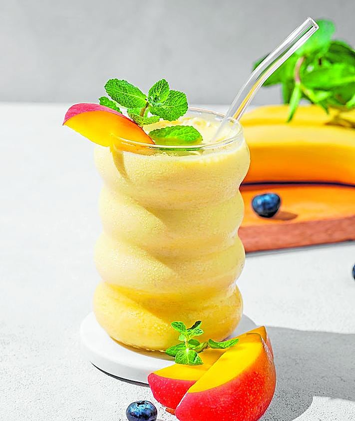 Imagen secundaria 2 - En formato de helado es una fórmula que siempre triunfa en Málaga. Smoothie de mangoy banana con leche. Una porción de tarta de crema de mango con naranja
