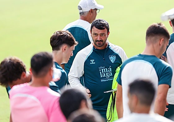 Alejandro Acejo conversa con Aarón Ochoa en el entrenamiento del jueves.