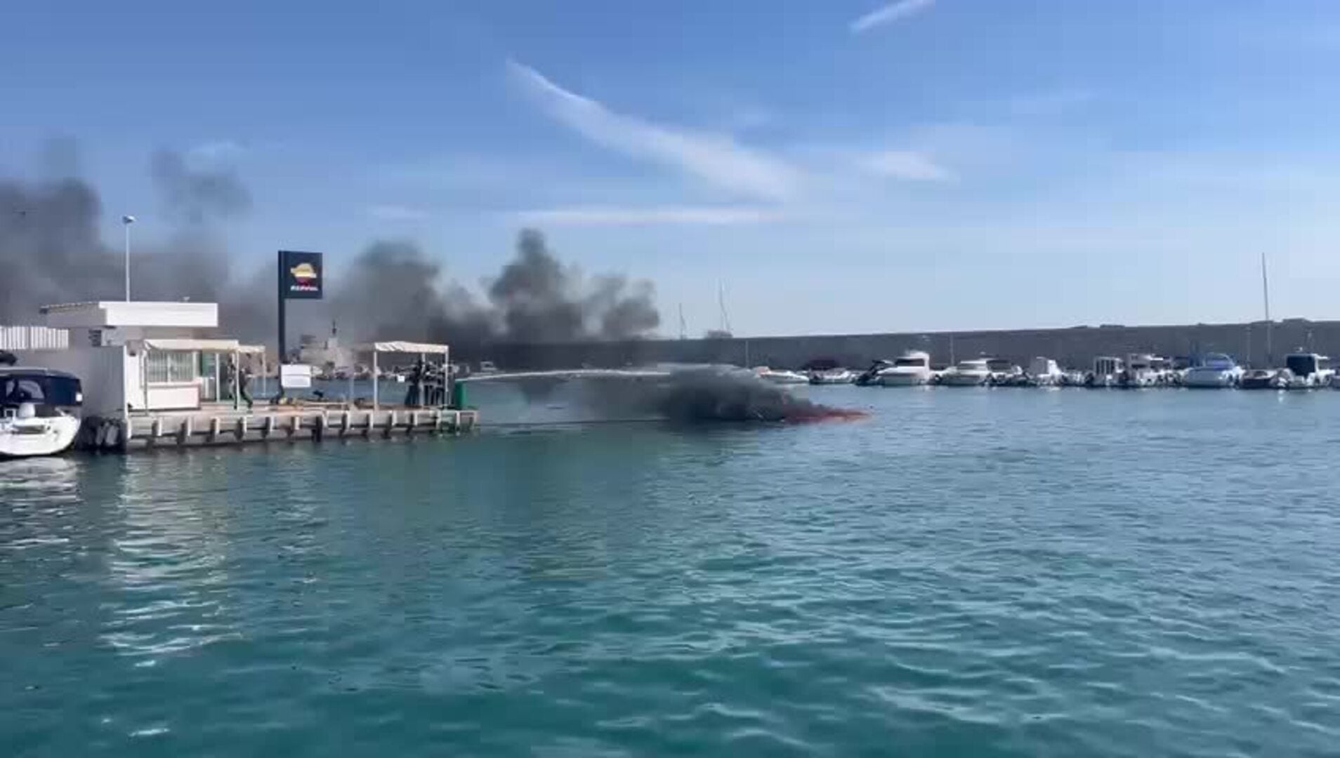 Ocho heridos en un incendio en una lancha turística en el puerto de Fuengirola