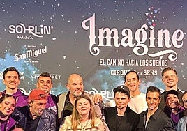 Banderas, con gorra, y a su izquierda detrás Domingo Merlín, tras la función del pre estreno de Imagine en Sohrlin